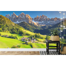 Een fotobehang met het landschap van Tirol met bergen en natuur, afgebeeld in een slaapkamer.