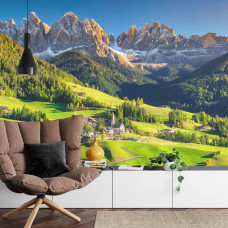 Een fotobehang met het berglandschap van Tirol, weergegeven in een woonkamer.