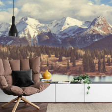 Een fotobehang met een panoramisch uitzicht op bergtoppen en een weelderig bos, perfect voor een woonkamer.