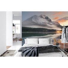 Een fotobehang met een kalme natuuromgeving met een betoverend bergmeer, geschikt voor een slaapkamer.