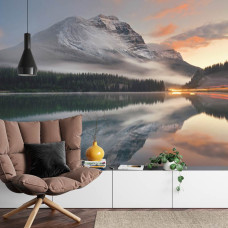 Een fotobehang met een betoverend bergmeer omringd door hoge bergen en bossen, ideaal voor een woonkamer.