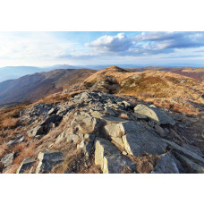 Berglandschap van de Bieszczady-bergen met rotsachtige bergtoppen op fotobehang.