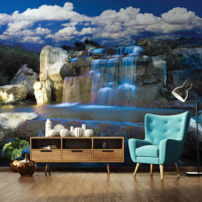 Een fotobehang van een blauwe waterval in een natuurlijke omgeving te zien in de huiskamer.