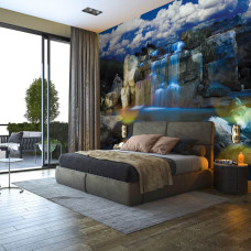 Een fotobehang van een blauwe waterval in een natuurlijke omgeving te zien in de woonkamer en slaapkamer.
