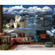 Een fotobehang van een blauwe waterval in een natuurlijke omgeving te zien in de woonkamer.