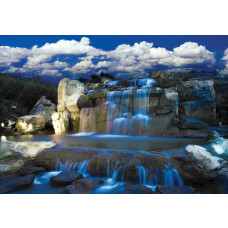 Fotobehang van een blauwe waterval in een natuurlijke omgeving.