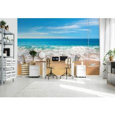 Een fotobehang met een blauwe zee en strand, geschikt voor een kantoor.