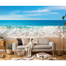 Een fotobehang met een blauwe zee en strand, bedrukt op vliesbehang, ideaal voor een woonkamer.