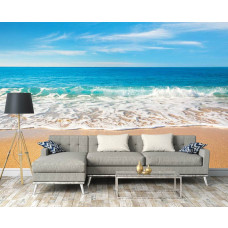Een fotobehang met een tropisch strand en helderblauwe zee, passend in een woonkamer.