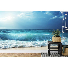 Een kalm fotobehang met de beweging van golven in een blauwe zee, perfect voor een woonkamer.