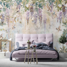 Een fotobehang met blauweregen en vogels in een kunstzinnige compositie, bedrukt op vliesbehang, ideaal voor een slaapkamer.