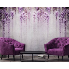 Een fotobehang van blauweregen op een betonnen muur met bloemen en klimop in de huiskamer.