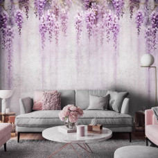 Een fotobehang van blauweregen op een betonnen muur met bloemen en klimop in de woonkamer.