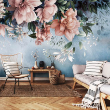 Een fotobehang van bloemen en blaadjes in oud-roze op een betonnen achtergrond in een huiskamer.