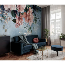Een fotobehang van bloemen en blaadjes in oud-roze op beton in vliesbehangstijl voor een woonkamer.