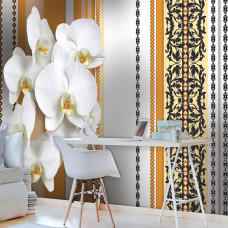 Een fotobehang met oranje bloemmotieven in een speelse woonkamer setting.