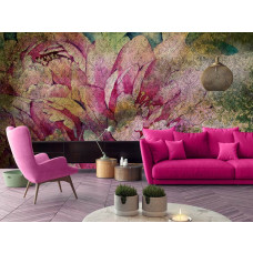 Een fotobehang met roze bloemen in een schilderachtig ontwerp in de woonkamer.