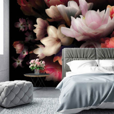 Een fotobehang van een kleurrijk bloemenboeket te zien in de woonkamer en slaapkamer.