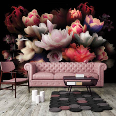 Een fotobehang van een kleurrijk bloemenboeket te zien in de woonkamer.