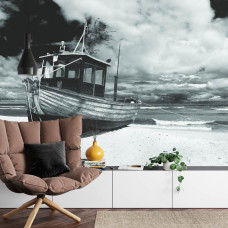 Een fotobehang met een idyllisch strand met een boot en rustige golven, ideaal voor een huiskamer.