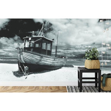 Een fotobehang met een houten boot op een tropisch strand bij helder water, geschikt voor een keuken.