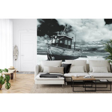 Een fotobehang met een rustieke boot op een zandstrand bij een kalme zee, perfect voor een woonkamer.