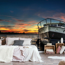 Een fotobehang met een boot en steiger bij zonsondergang, perfect voor de slaapkamer.
