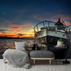 Een fotobehang van een boot bij zonsondergang aan een steiger, ideaal voor de huiskamer.