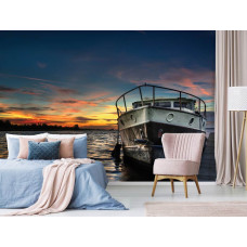 Een fotobehang met een rustgevende zonsondergang aan een steiger, ideaal voor de slaapkamer.