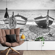 Een fotobehang met een idyllisch strandlandschap met bootjes, perfect voor een huiskamer.