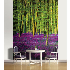 Een fotobehang met paarse bomen in een bos te zien in de eetkamer.