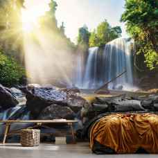 Een fotobehang van een bosbeleving met een adembenemende waterval in een natuurgerichte slaapkamer.