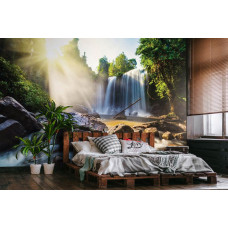 Een fotobehang van een bosbeleving met een adembenemende waterval in een slaapkamer.