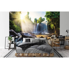 Een fotobehang van een bosbeleving met een adembenemende waterval in een tienerslaapkamer.