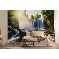 Een fotobehang van een bosbeleving met een adembenemende waterval in vliesbehangstijl voor een slaapkamer.
