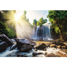 Fotobehang van een bosbeleving met een adembenemende waterval, in een serene en natuurlijke setting.