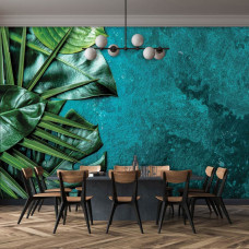 Een fotobehang met botanische bladeren en structuurglas te zien in de keuken.