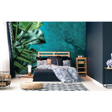 Een fotobehang met botanische bladeren en structuurglas te zien in de slaapkamer.
