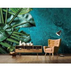 Een fotobehang met botanische bladeren en structuurglas te zien in de woonkamer.