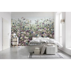 Een fotobehang met een botanische tuin vol bloemen en planten, weergegeven in een abstracte stijl voor een natuurlijke uitstraling. Perfect voor de slaapkamer om een rustige en natuurlijke sfeer te creėren.