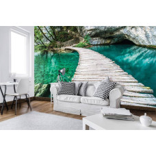 Een fotobehang met een houten brug over een vijver, ideaal voor een kantoor.