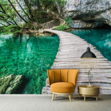 Een fotobehang met een brug over turquoise water, perfect voor een woonkamer.