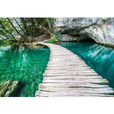 Houten brug over een turquoise vijver, natuurfotobehang met een serene weergave van een vijver.