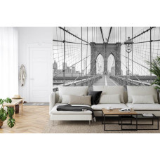 Een fotobehang met de Brooklyn Bridge in New York in zwart-wit, afgebeeld in een huiskamer.