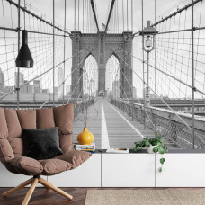 Een fotobehang met de Brooklyn Bridge in een monochrome stijl, weergegeven in een woonkamer.