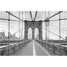 De iconische Brooklyn Bridge in New York, weergegeven in zwart-wit op een gedetailleerd fotobehang.