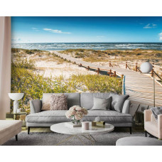 Een fotobehang van een brug door de duinen met natuurlijke kleuren in een moderne woonkamer.