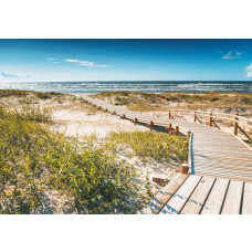 Fotobehang van een brug door de duinen naar het strand, met de zee op de achtergrond.