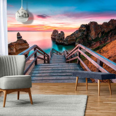 Een fotobehang van een brug naar het strand met een 3D-ontwerp in vliesbehangstijl voor een woonkamer.