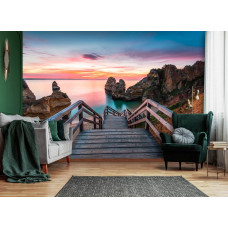Een fotobehang van een brug naar het strand met een 3D-perspectief in een serene woonkamer.